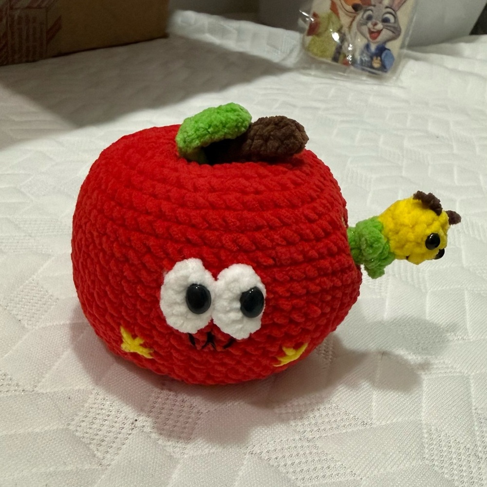 🧶Handmade crochet a worm earring apple 🐛🍎